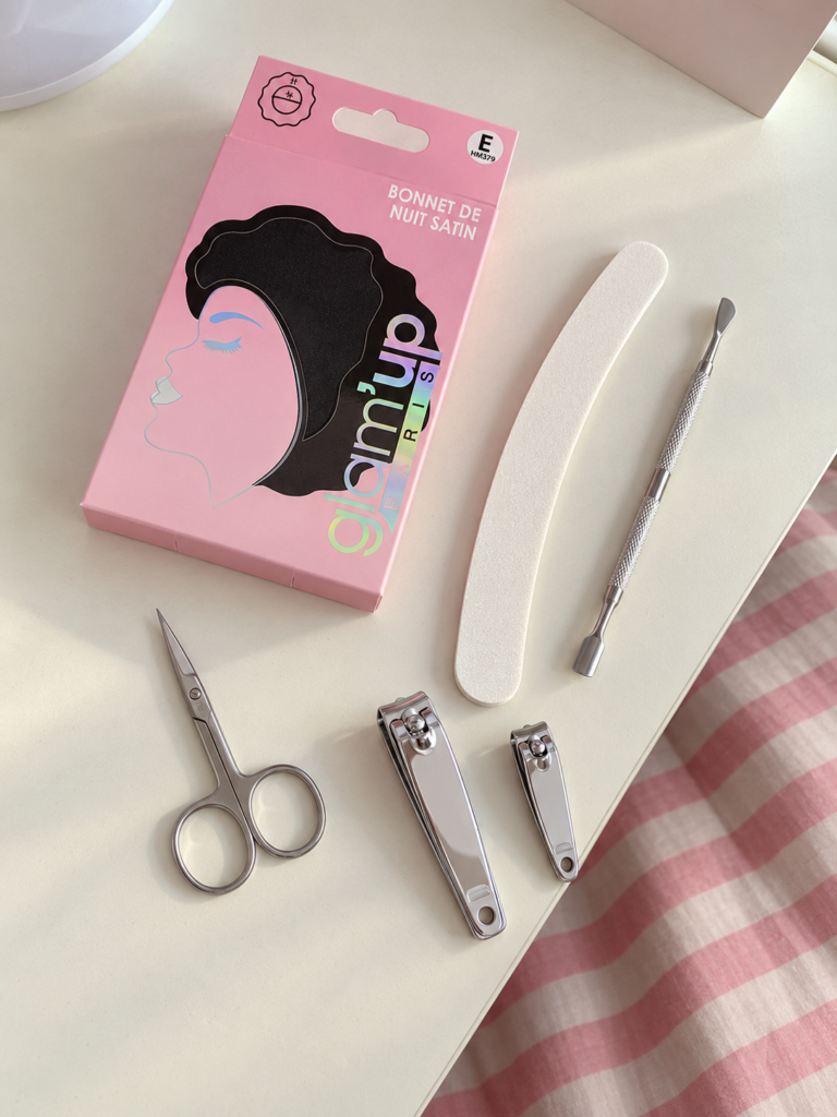 Bonnet satin et outils de manucure Glam'Up