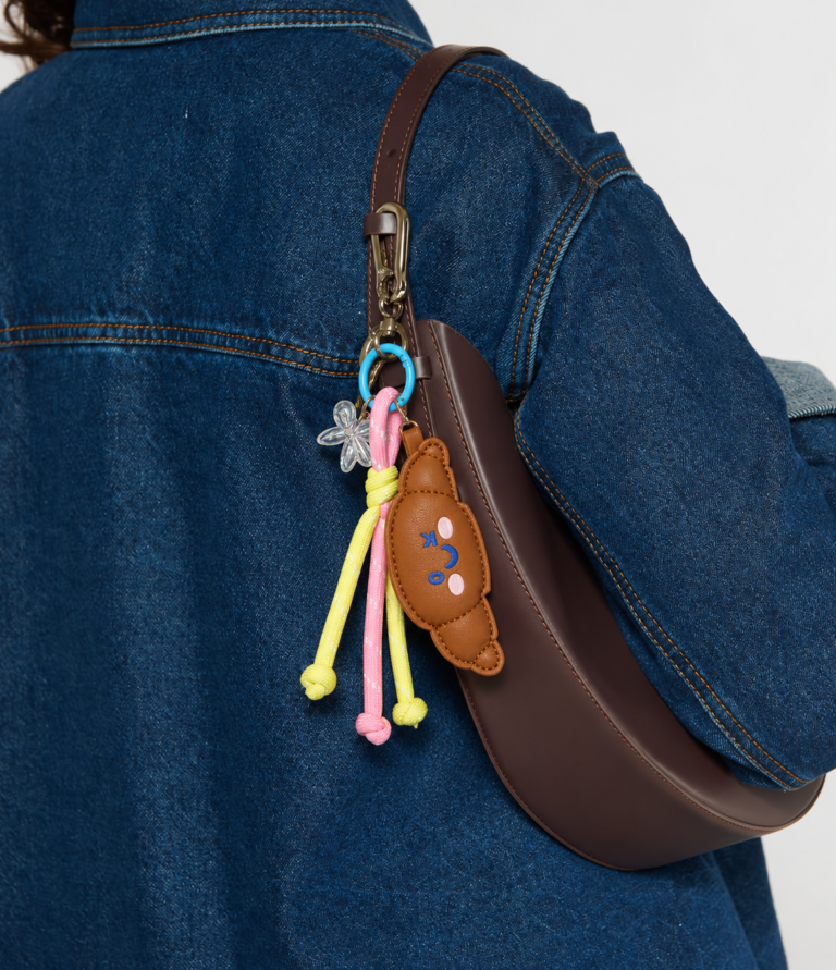 Breloque croissant sur sac en cuir